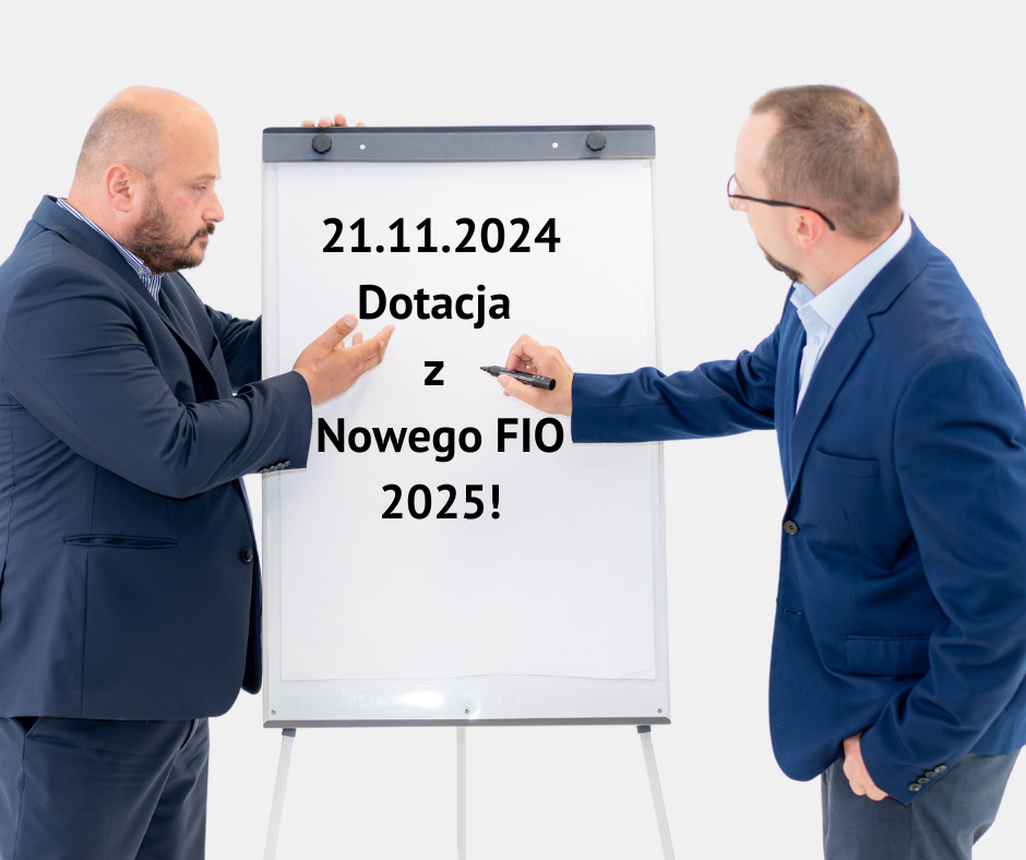 Obrazek przedstawia Witka Ekielskiego i Waldka Żbika, którzy stoją przy flipchartcie, na którym napisane jest "21.11.2024 Dotacja z Nowego FIO 2025". Obrazek wykorzystywany jest do opisu webinary.